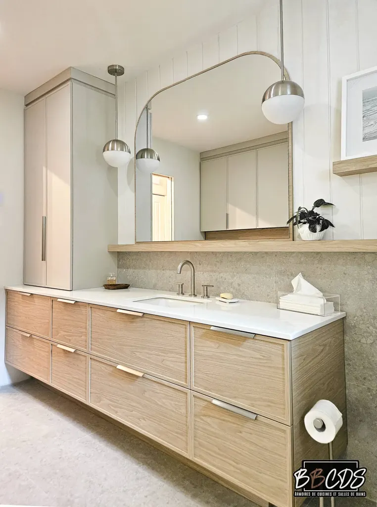 Salle de bain · une vanité en bois clair
